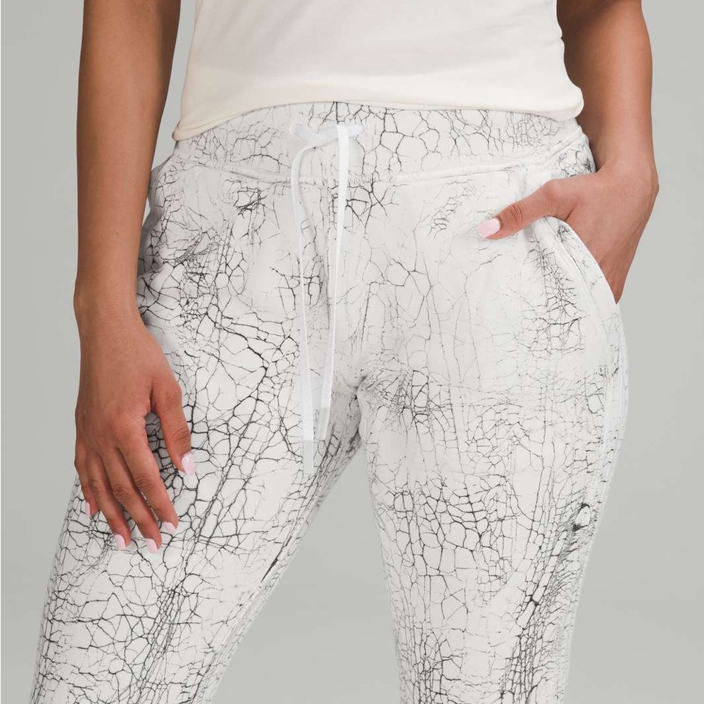 Lululemon Warm Down Jogger *7/8 Length
Thread Dye White Black